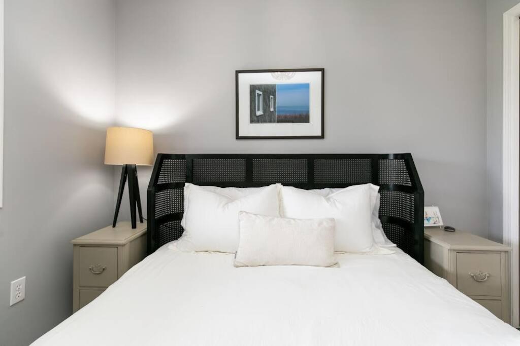 Apartment Lovely 2 Bedroom Steps From The