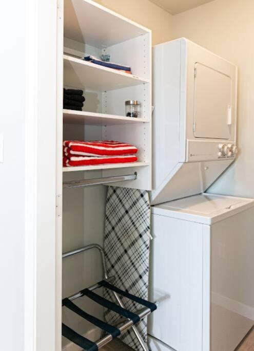 Lovely 2 Bedroom Steps From The Apartment *